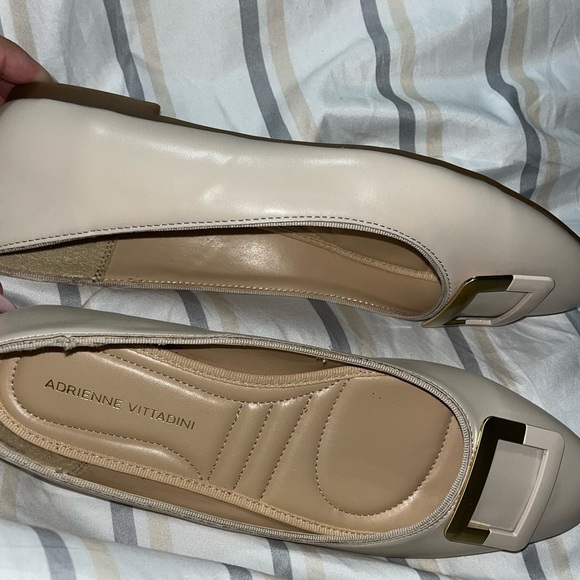 Adrienne Vittadini cream & tan flats with Gold & Cream Design on top Sz 8.5 - Picture 3 of 8